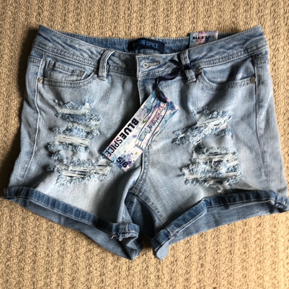 NWT RUE21 distressed jean shorts
